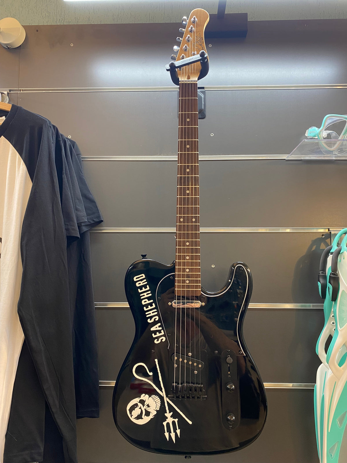 Personnalisation d'une guitare avec logo "Sea Shepherd"